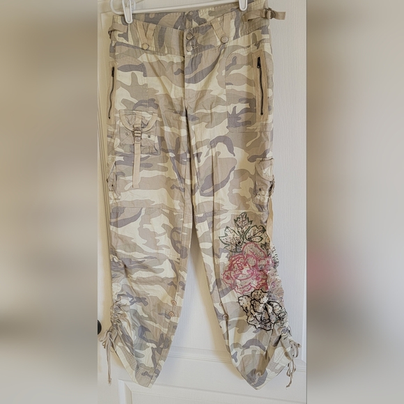 NWT Venus Low Rise Baggy Camouflage Print Cargo Pants Floral Beaded Hem Size 6 - Picture 7 of 9